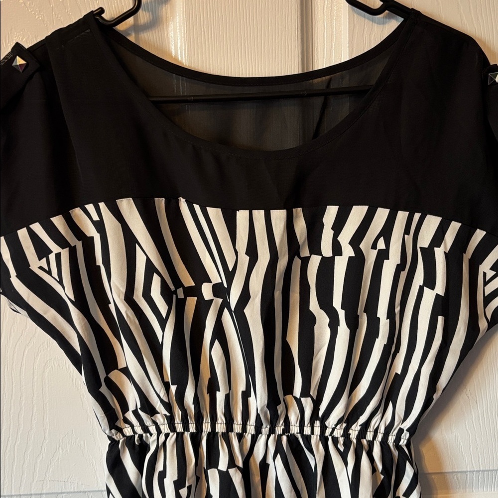 Black & White Dress - Picture 2 of 8